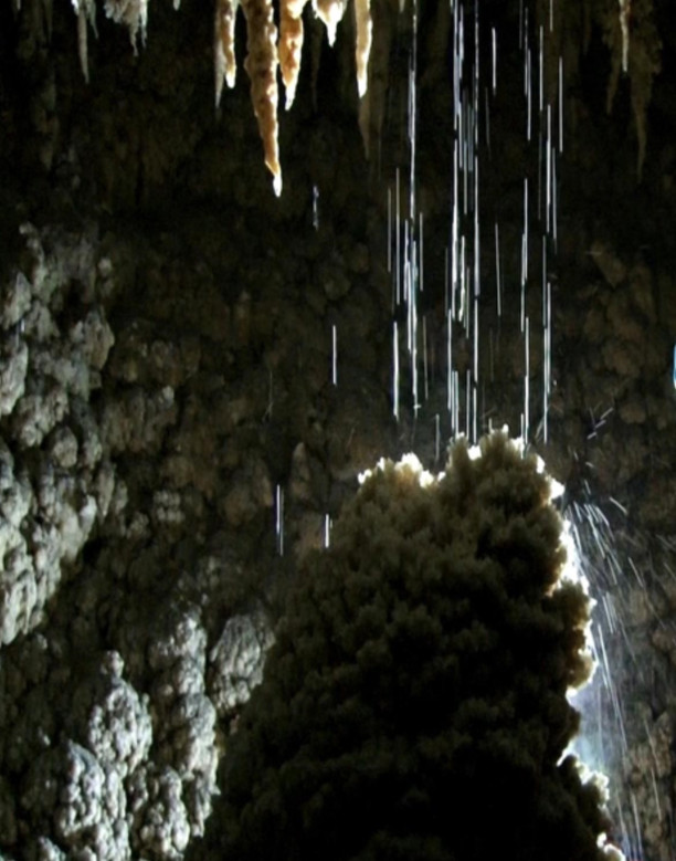 Estalagmitas dentro de la cueva de Sorbas formadas por el ciclo del agua, mostrando crecimiento mineral
